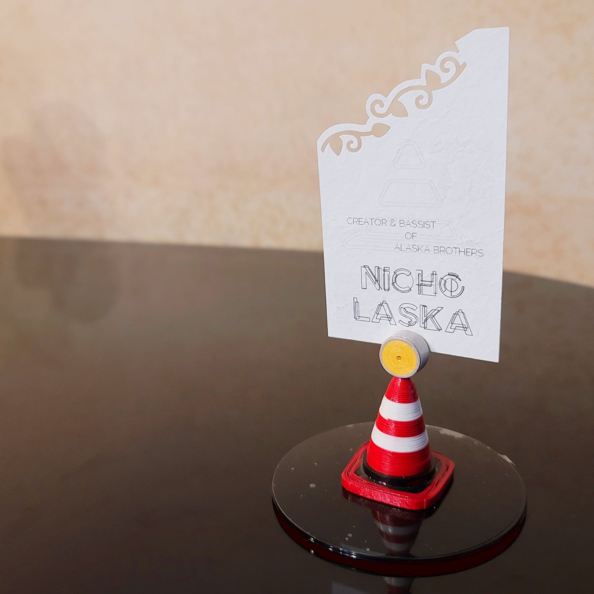 大型コーンを用いた飾りスタンド 大型コーンを用いた飾りスタンド