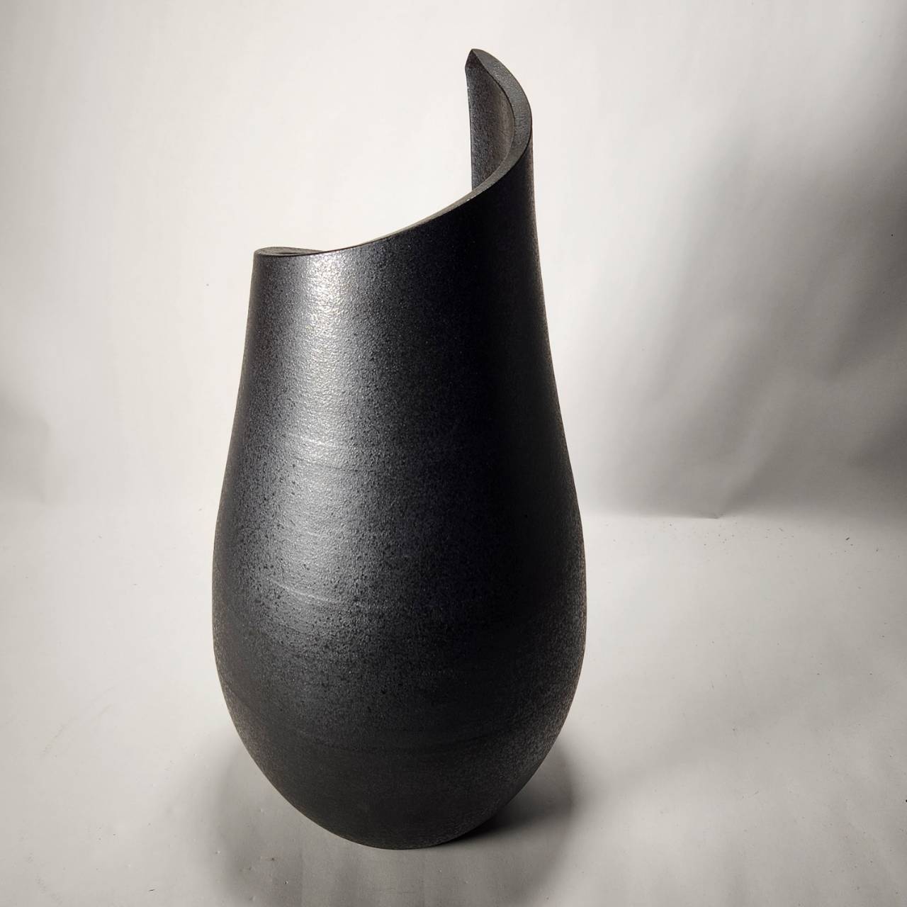 黒スパイラル花入 15号 （信楽焼き・花瓶・花入れ・花器・壺・壷