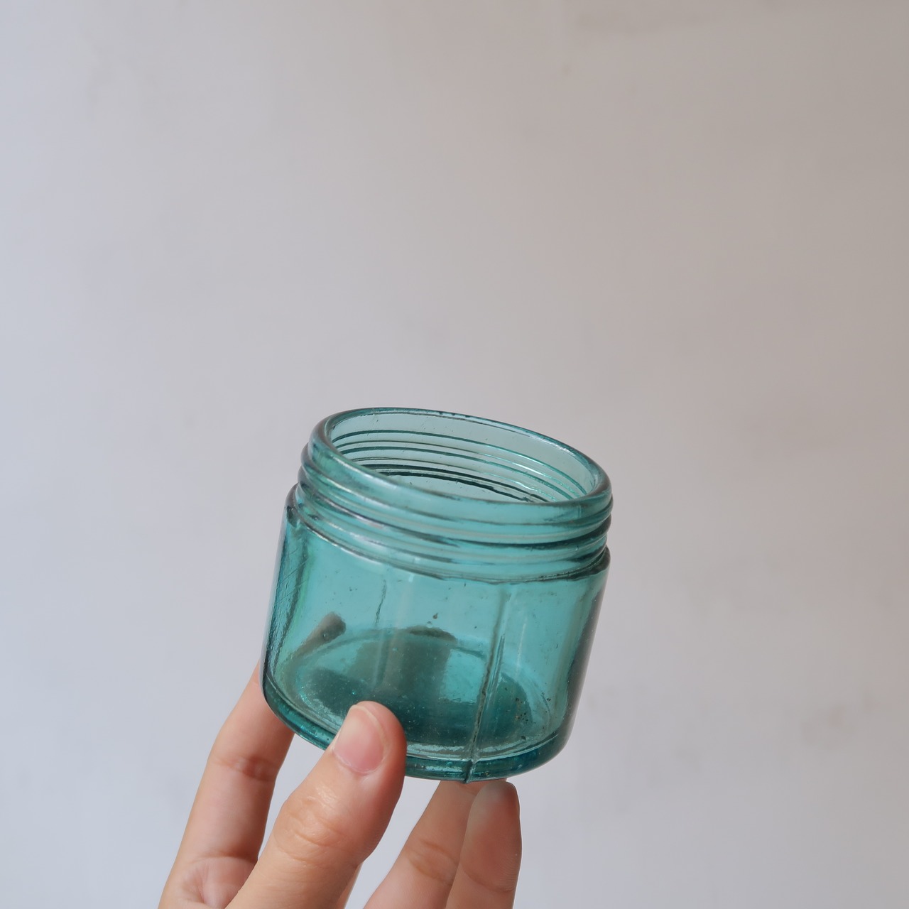 ブルーとグリーンの空き瓶