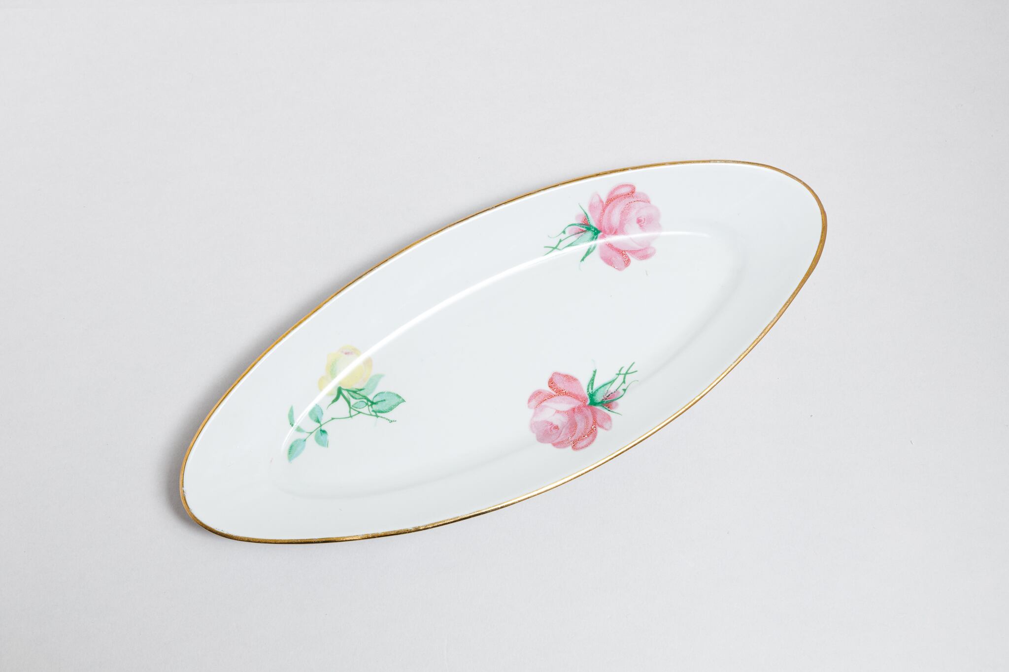 ヴィンテージ 前菜中皿 ドゥリョーヴォ磁器工場 旧ソ連 0427