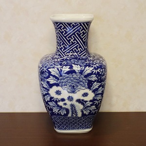 【アウトレット】有田焼　地紋花絵角型　花瓶　(木箱付)　18-087