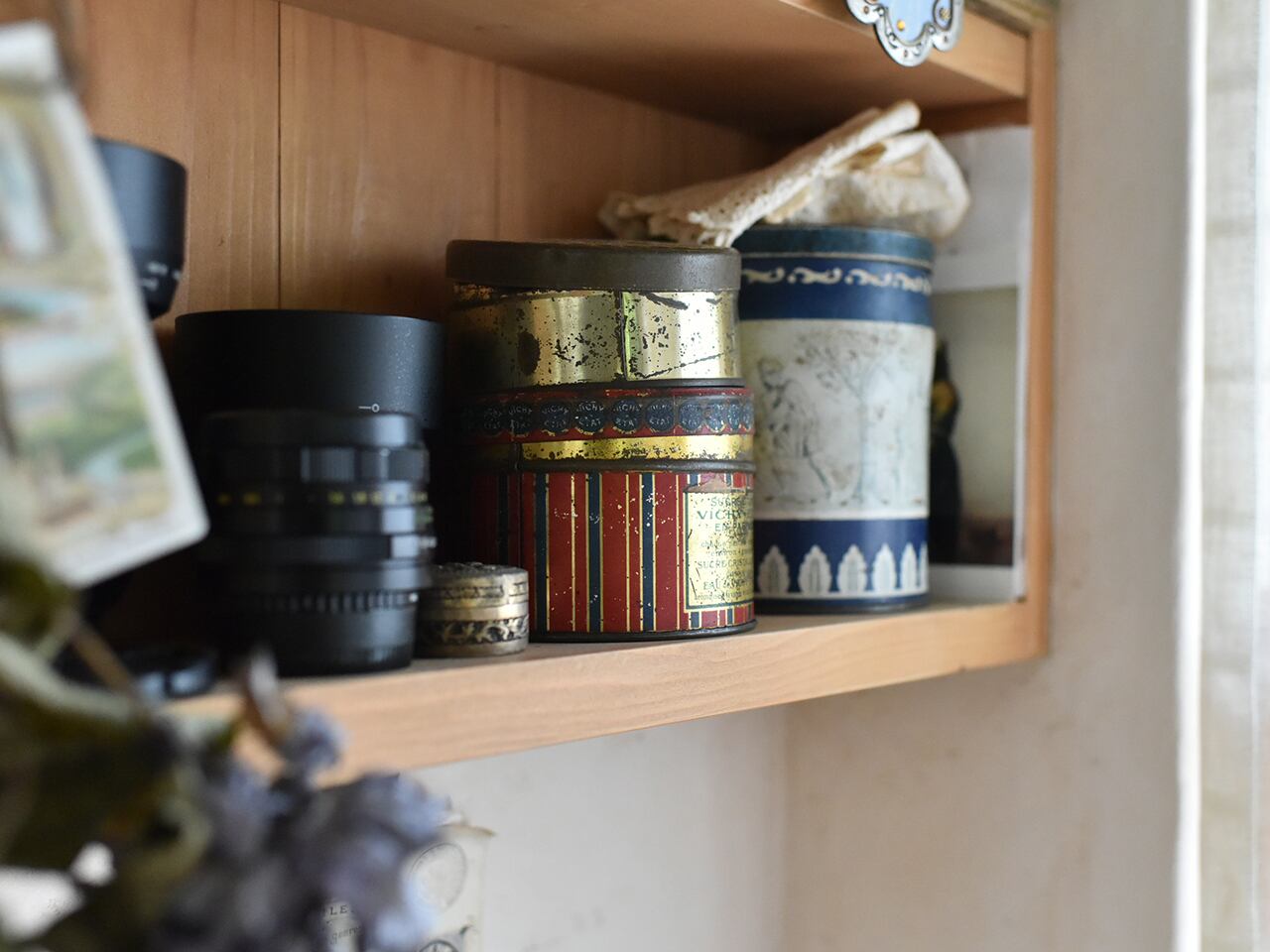 可愛い文字が入った丸いVichy-Etatティン缶 フレンチアンティーク