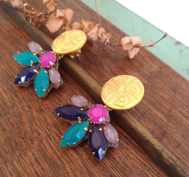 【SALE】レトロボタンとカラフルビジューのピアス