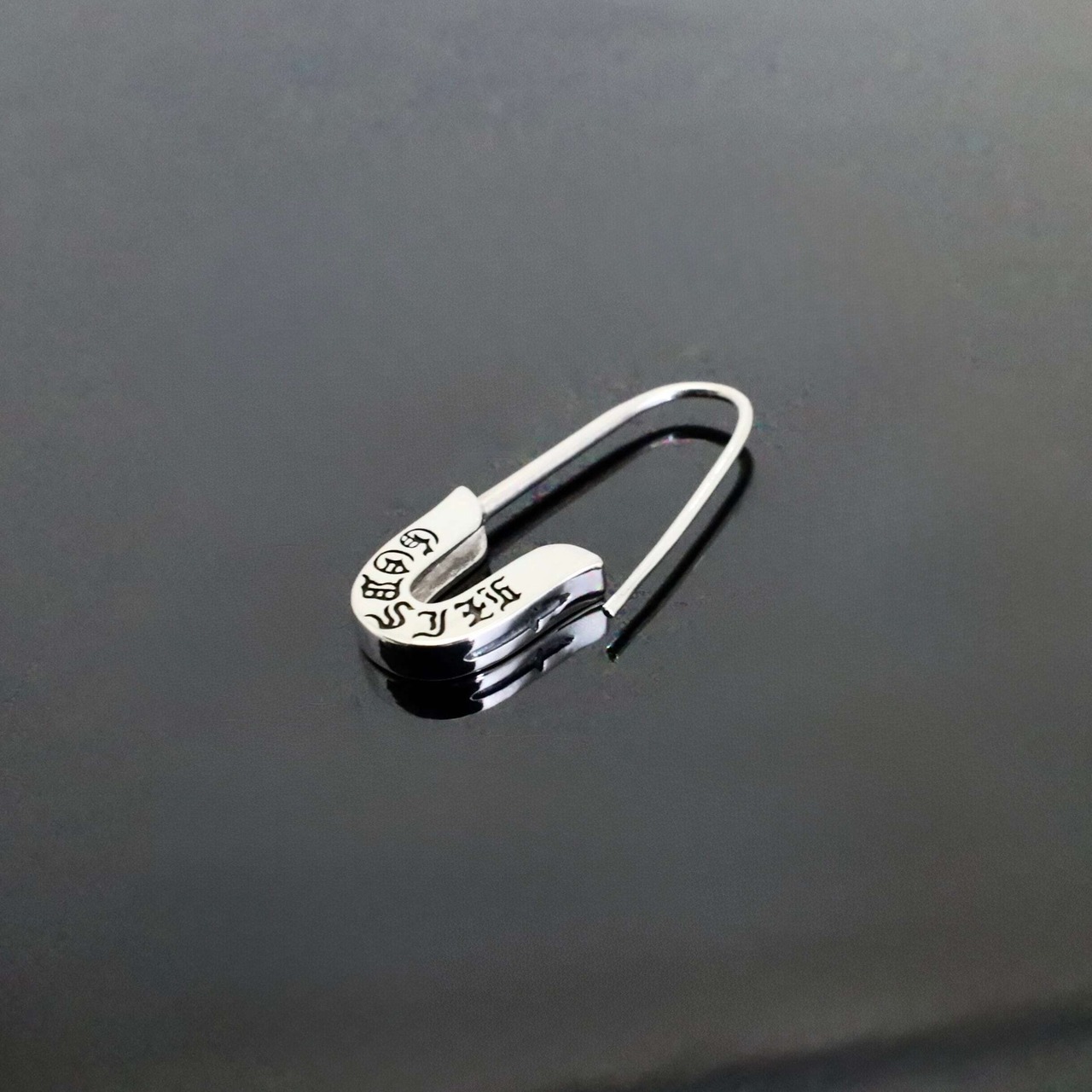 GOTHIC CROSS ENGRAVED SAFETY PIN EARRING with BLACK DIAMOND  / ゴシッククロスセーフティピン・ブラックダイヤモンドピアス