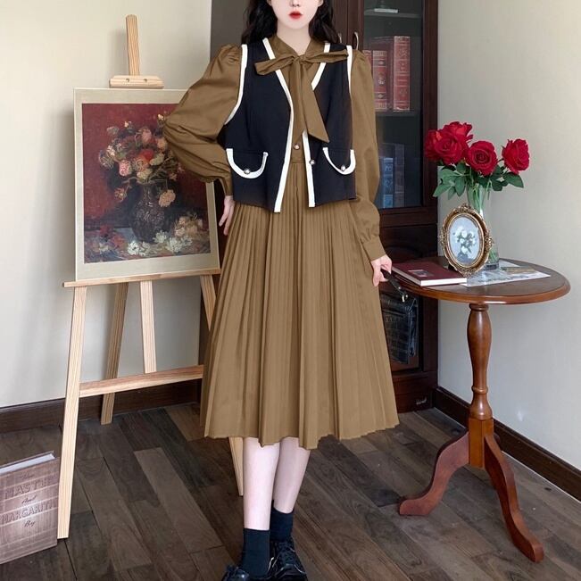 セットアップ レディース ワンピース ジレ 2カラー M L XL 2XL 3XL 4XL ブラック カーキ カラバリ 2点セット ロングワンピース 長袖 無地 プリーツワンピース パフスリーブ リボン タイ バイカラー パイピング ベスト パール レトロ クラシカル ハイウエスト スタイルアップ 脚長効果 体型カバー シンプル カジュアル フェミニン ガーリー 上品 大人可愛い おしゃれ 普段使い イベント デート お出かけ 休日 旅行 お呼ばれ 重ね着コーデ ファッション 送料無料 春 秋 冬