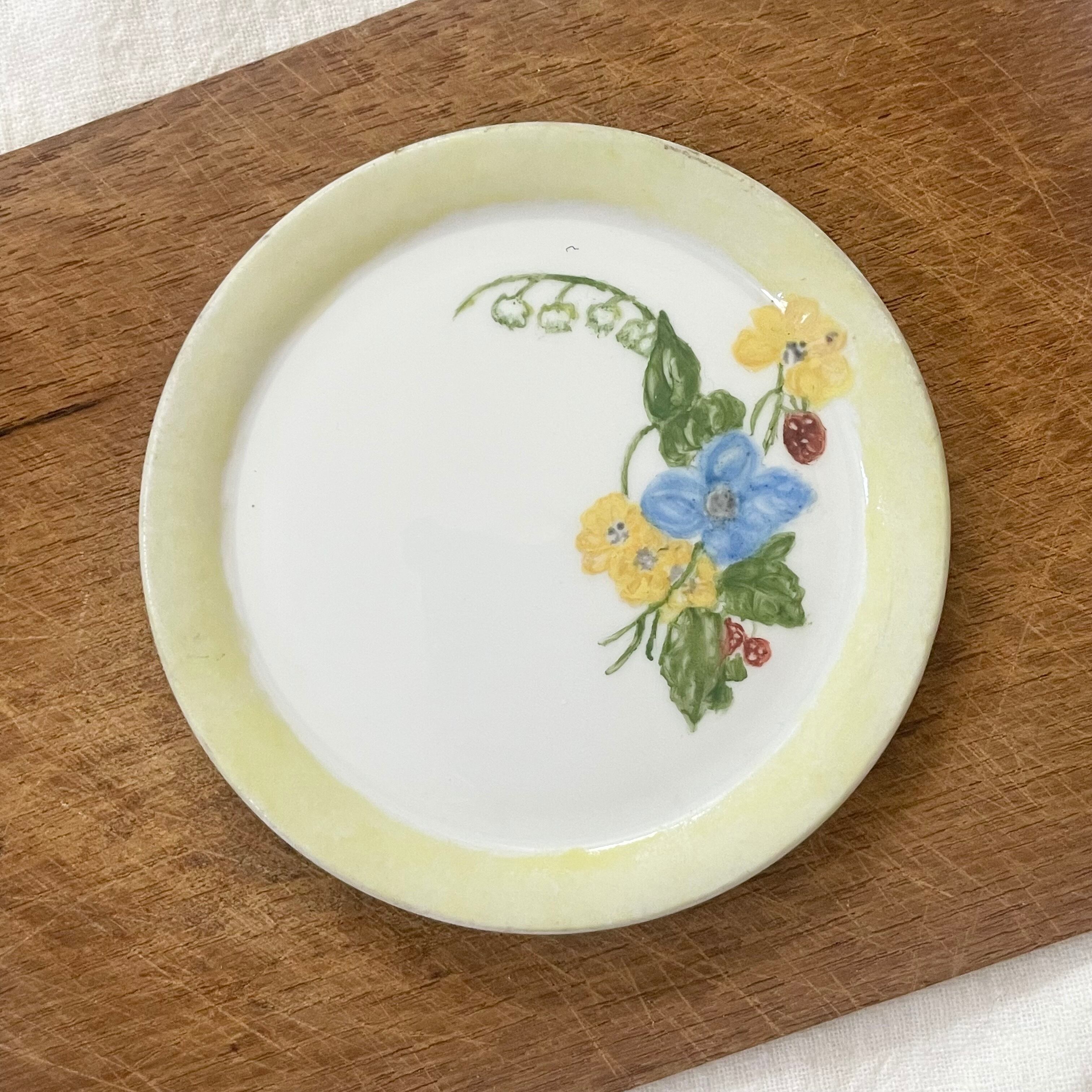 手描きの花模様の小皿