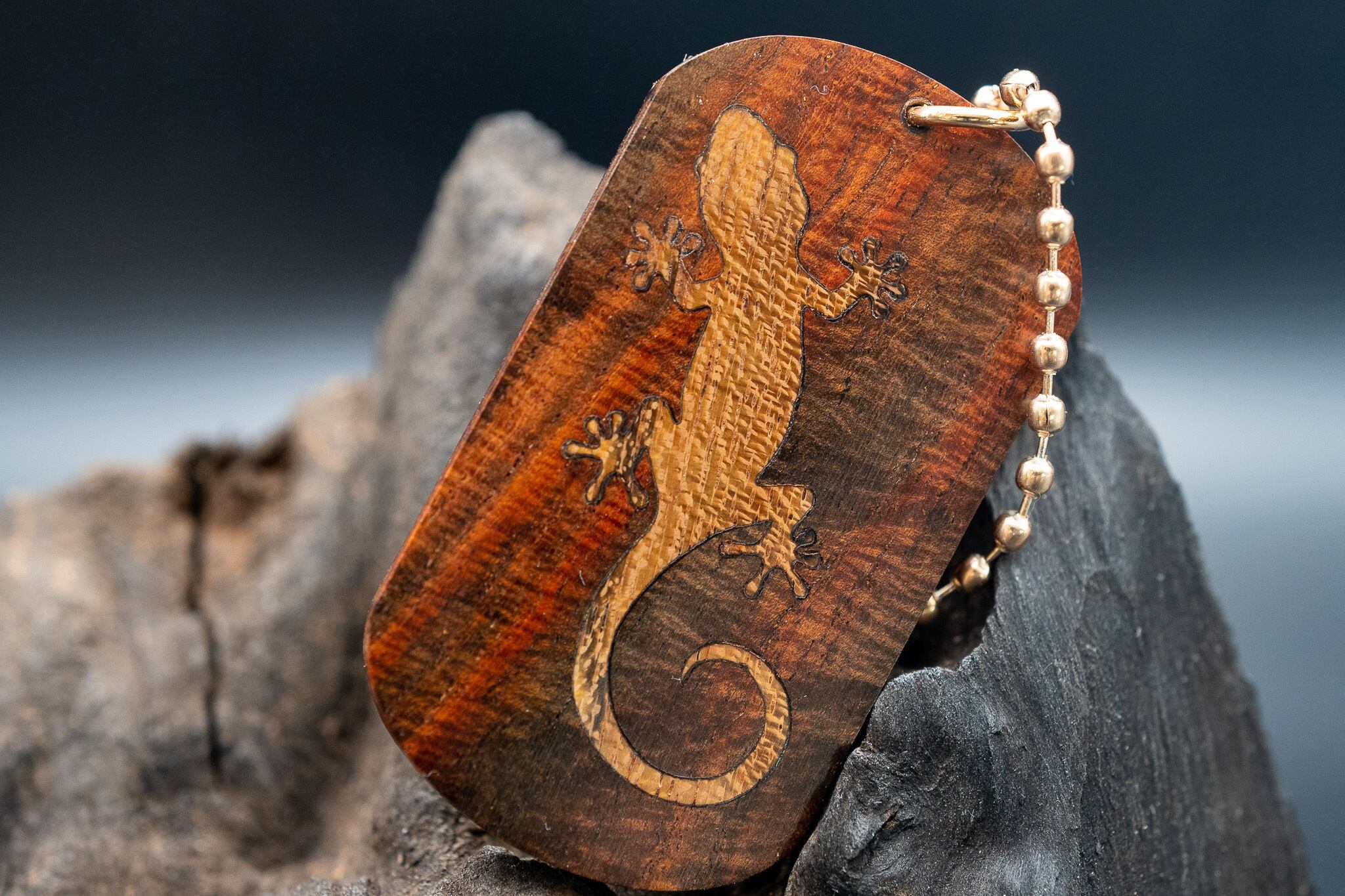 【21世紀最高峰の材】サイアミーズローズウッド マイクロカーリー ドッグタグ象嵌 木登りトカゲ