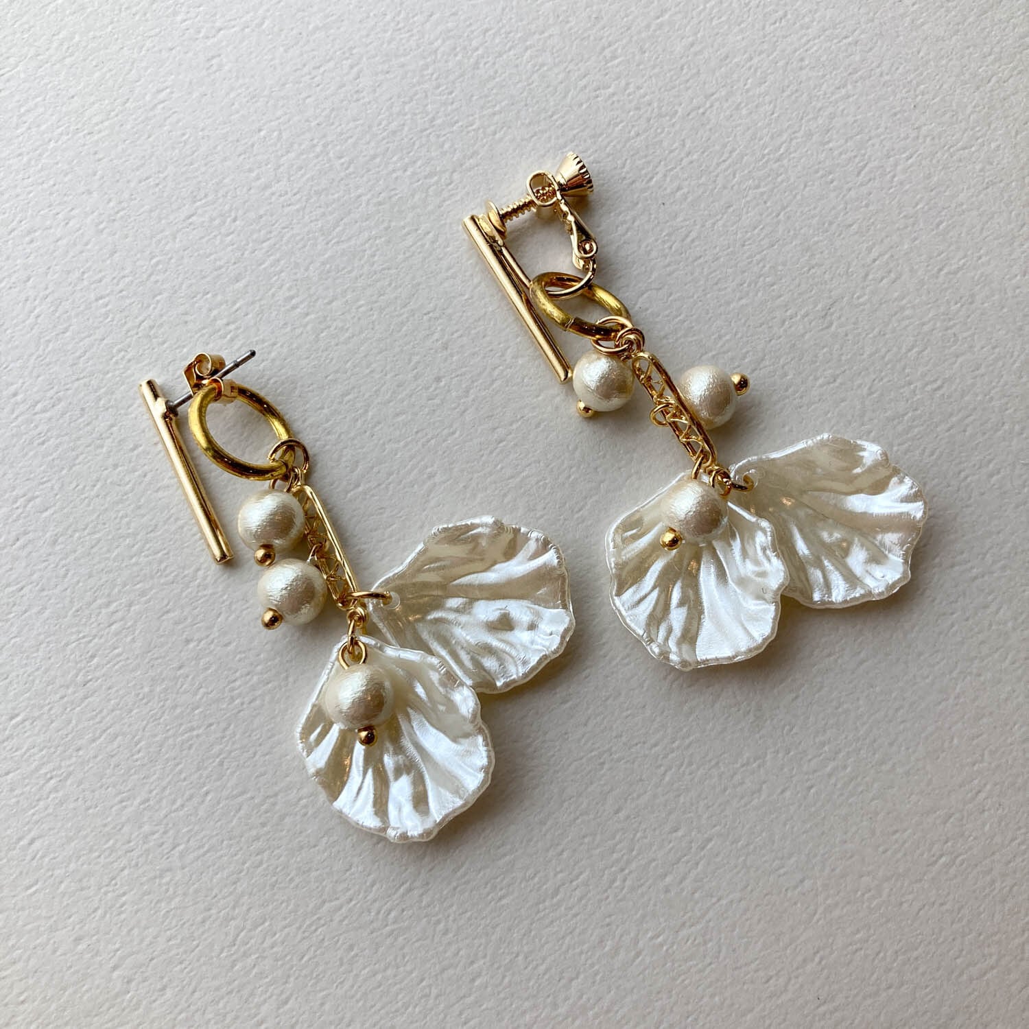 シンプルスティックに花びら風パール揺れる〈ピアス/イヤリング
