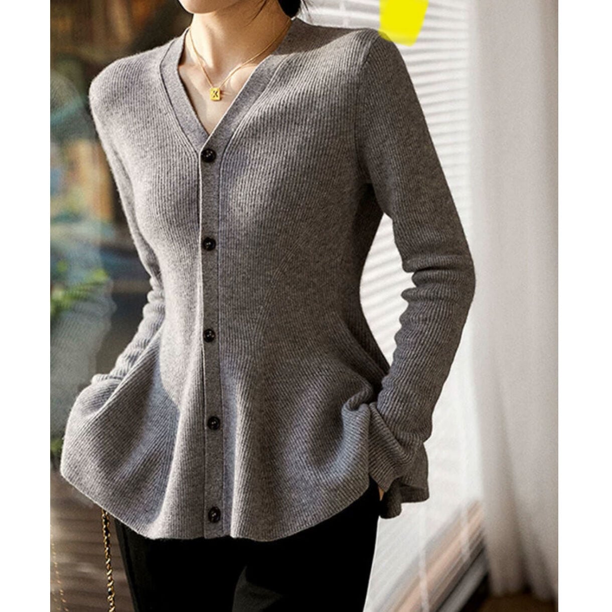 フロントボタンペプラムニット