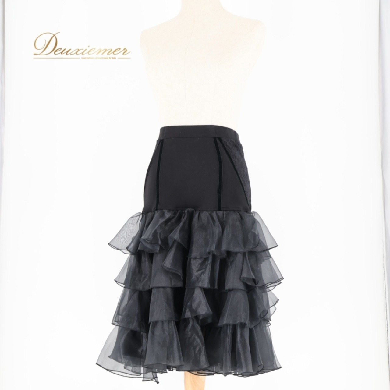 社交ダンス 衣装 スカート ブラック系 チャコット Chacott 黒 無地 フリル ラテン レッスン 練習 ストレッチ 伸縮 かわいい ボリューム 上品 ダンス衣装 パーティースリット 透け感 インナーパンツ レース 花 オールブラック