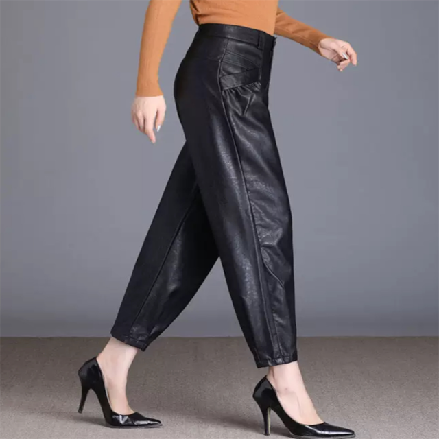 【送料無料】 テーパードパンツ ボトム ロング ポケット かわいい 大人可愛い 大人女子 綺麗 シンプル カジュアル 大人 上品 おしゃれ お洒落 こなれ感 ラフ エレガント コンサバ 着痩せ ヘルシー 無地 冬 10代 20代 30代 40代 レディース 女性用 ママ デート お出かけ 女子会 お呼ばれ 休日 お茶会 授業参観 着回し 普段使い ファッション レザー 体型カバー 定番 デイリーユース オーバーシルエット 垢抜け 動きやすい ブラック 大人カラー モノトーン