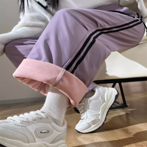 【送料無料】 ダウンパンツ 3色 ボトム パンツ トレーニングウェア ロング 裏起毛 厚手生地 ふわふわ もこもこ 防寒 あったか 可愛い 大人可愛い きれいめ シンプル カジュアル コンサバ 華やか 大人 上品 おしゃれ お洒落 スポーティ ストライプ柄 しましま 冬 レディース 女性用 ママ 30代 40代 普段使い お出かけ 運動 ヨガ 部活 トレーニング ジム ジョギング ランニング フィットネス スポーツ ファッション コーデ スタイル 楽ちん 定番 着痩せ ホワイト パープル ピンク