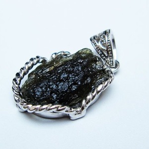 モルダバイト ペンダント モルダウ石 ペンダントトップ 原石 一点物  [M便 1/20] 199-503