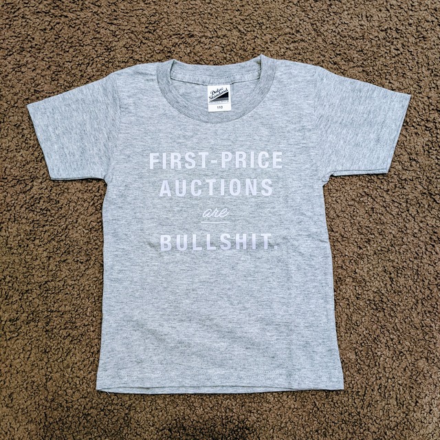 "First-Price Auctions are Bullshit." 子ども用Tシャツ【グレー地／ベビーピンク】
