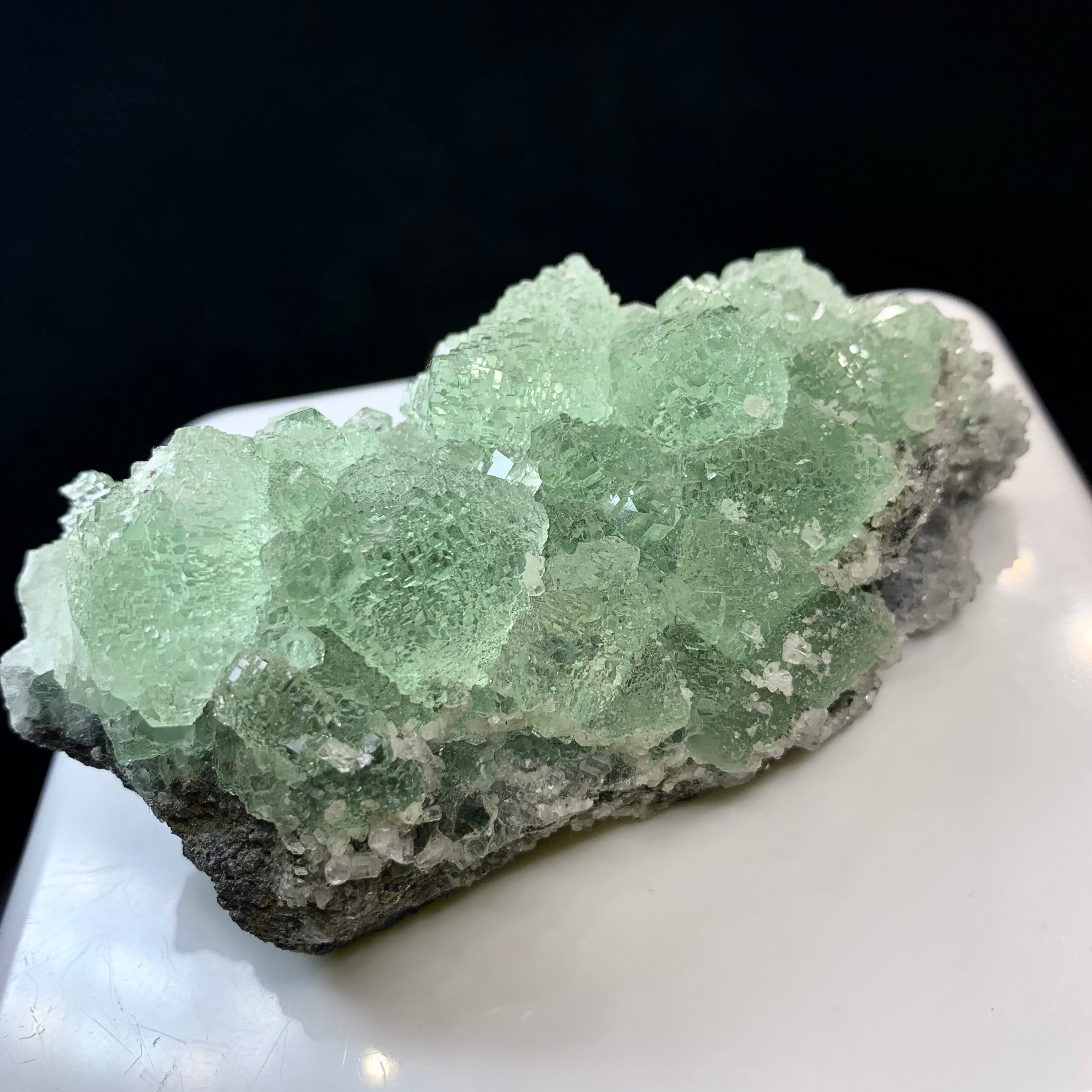 雪をかぶったような淡いグリーンフローライト原石クラスター 美☆結晶が美しく透明度が高いグリーンフローライト原石クラスター