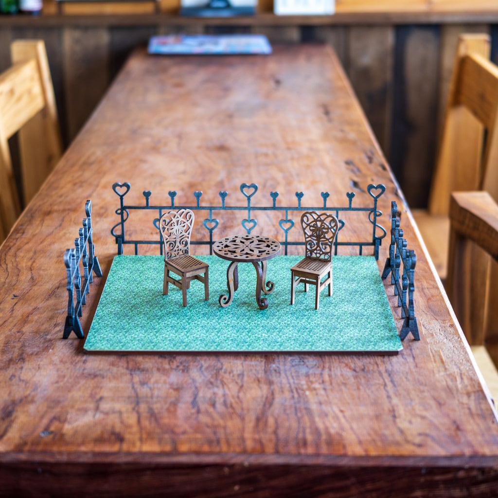 1/10スケールミニチュア家具 フェンスと芝生風床板と家具セット