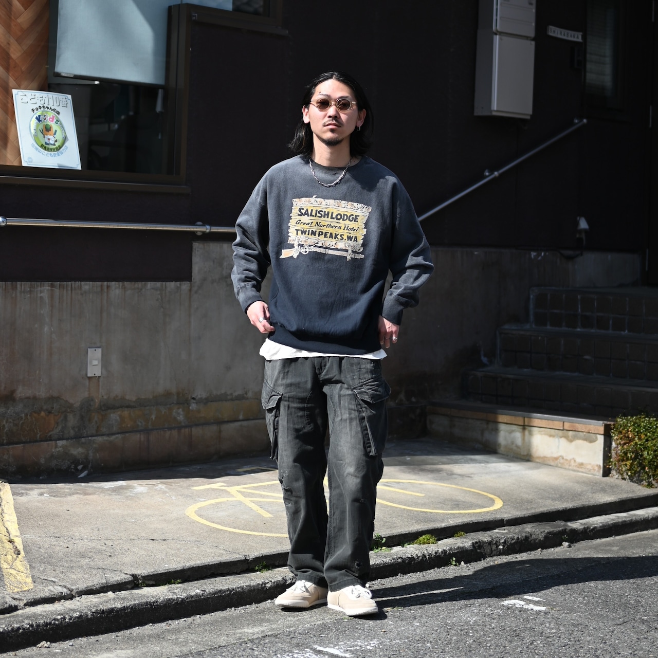 中綿なしで着やすい、ボンバージャケットと日焼け加工が魅力なミリタリーパンツコーディネート