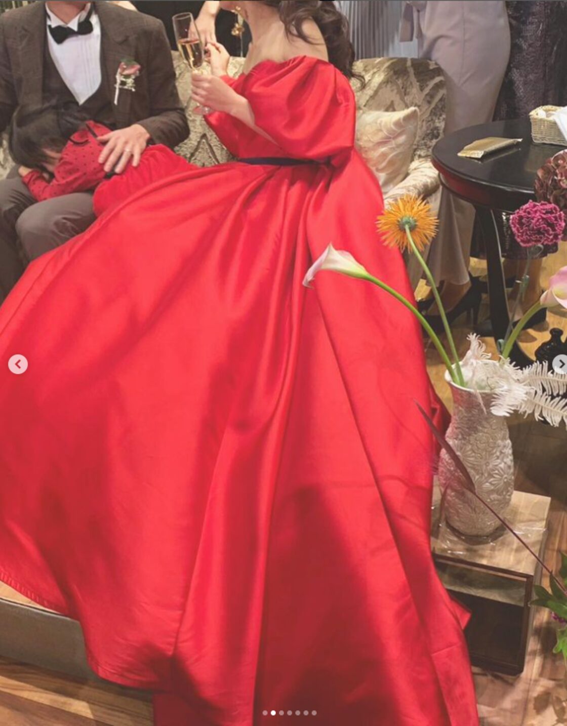 ウェディングドレス 赤 高品質！ オフショルダー パフスリーブ  