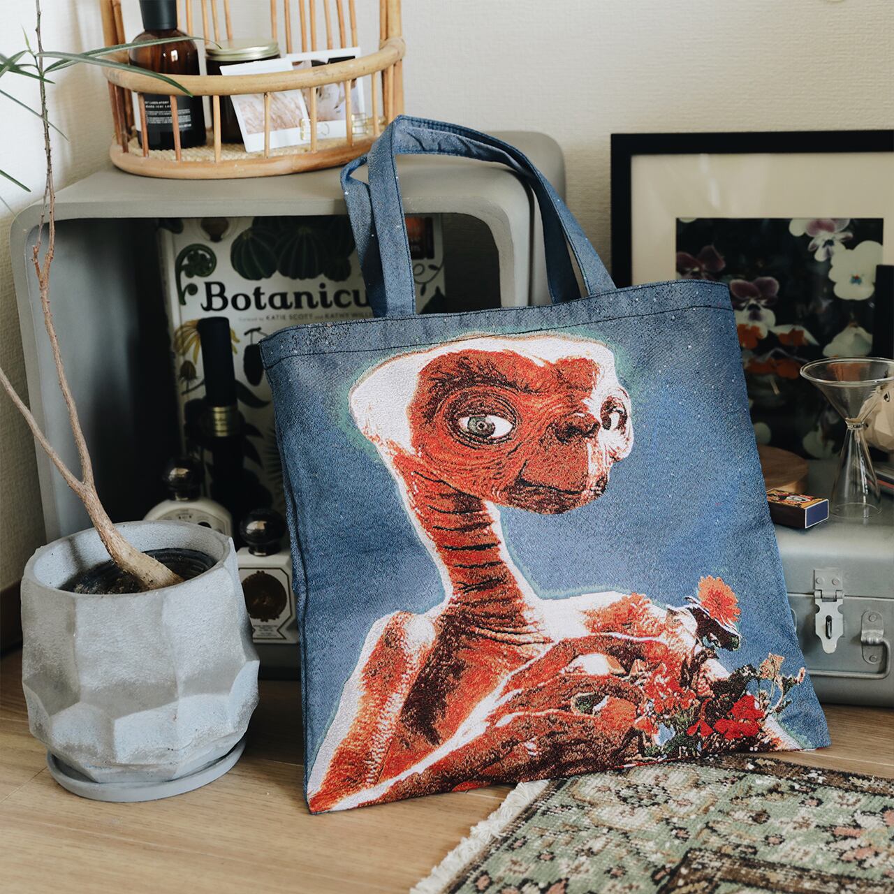 E.T. Tote bag Holding a flowerpot