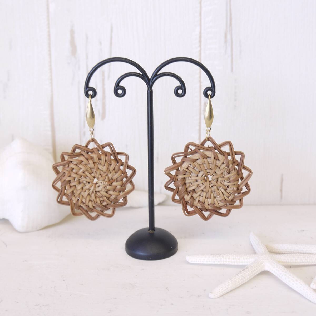 ★ハワイ直輸入★ハワイ ラタン ピアス/編みピアス/ブラウン/フープ/夏ピアス/太陽<SUN ブラウン >