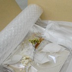 001_18cm×18cm_ホワイトリーフとゴールドかすみ草