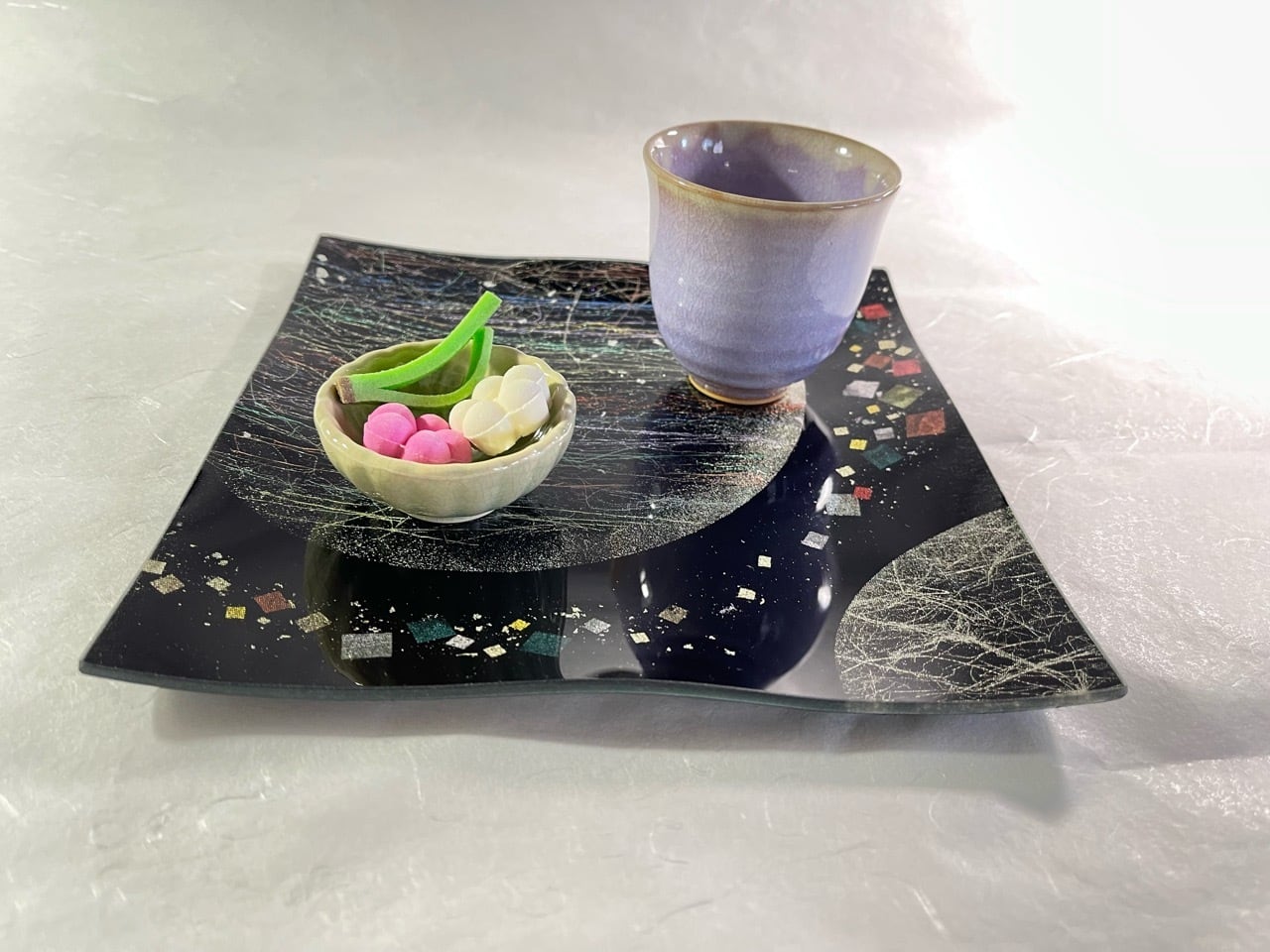 金彩友禅ガラスの器 截金双子月黒地 20cm角皿 | 金彩工芸 山田