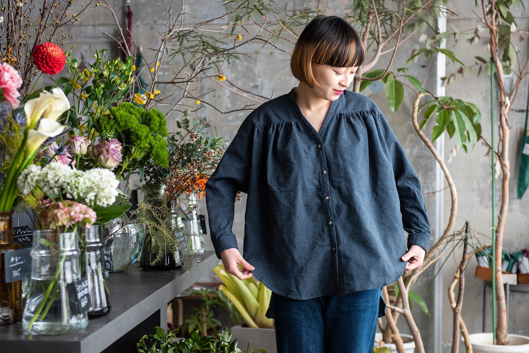 遠州織物MUSHAネップミックスダンガリーVネックブラウス《受注生産