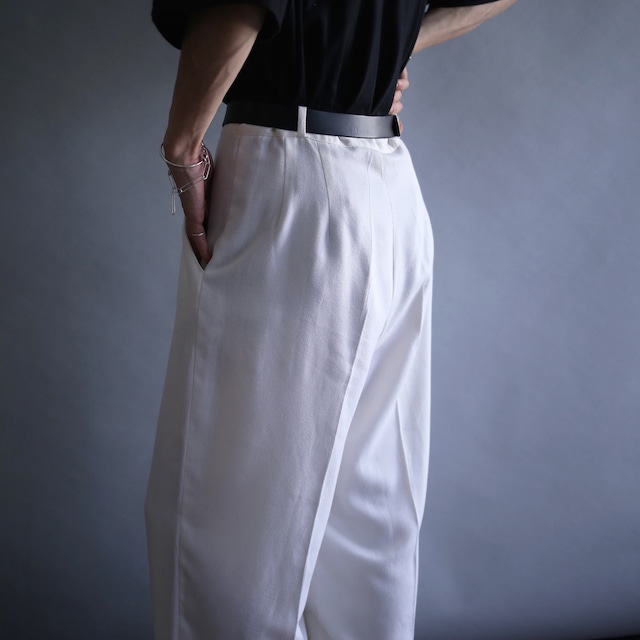 2-tuck tapered silhouette off-white wide slacks