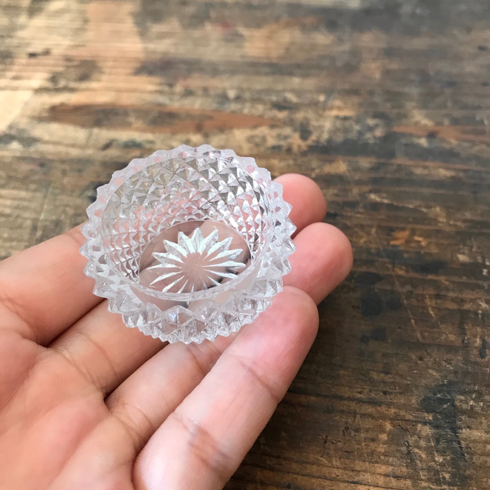 丸い小さなガラスの器