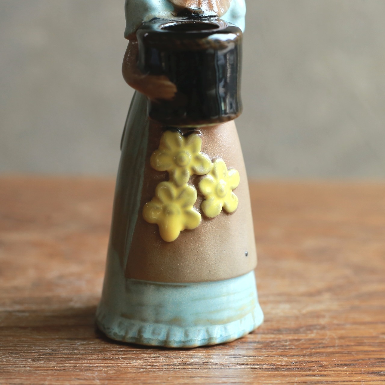 黄色いお花がかわいい、青いドレスのフラワーベース