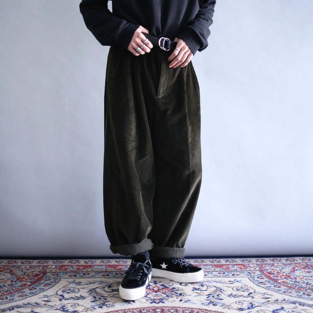 "NAUTICA" 2-tuck tapered silhouette deep moss green wide corduroy pants