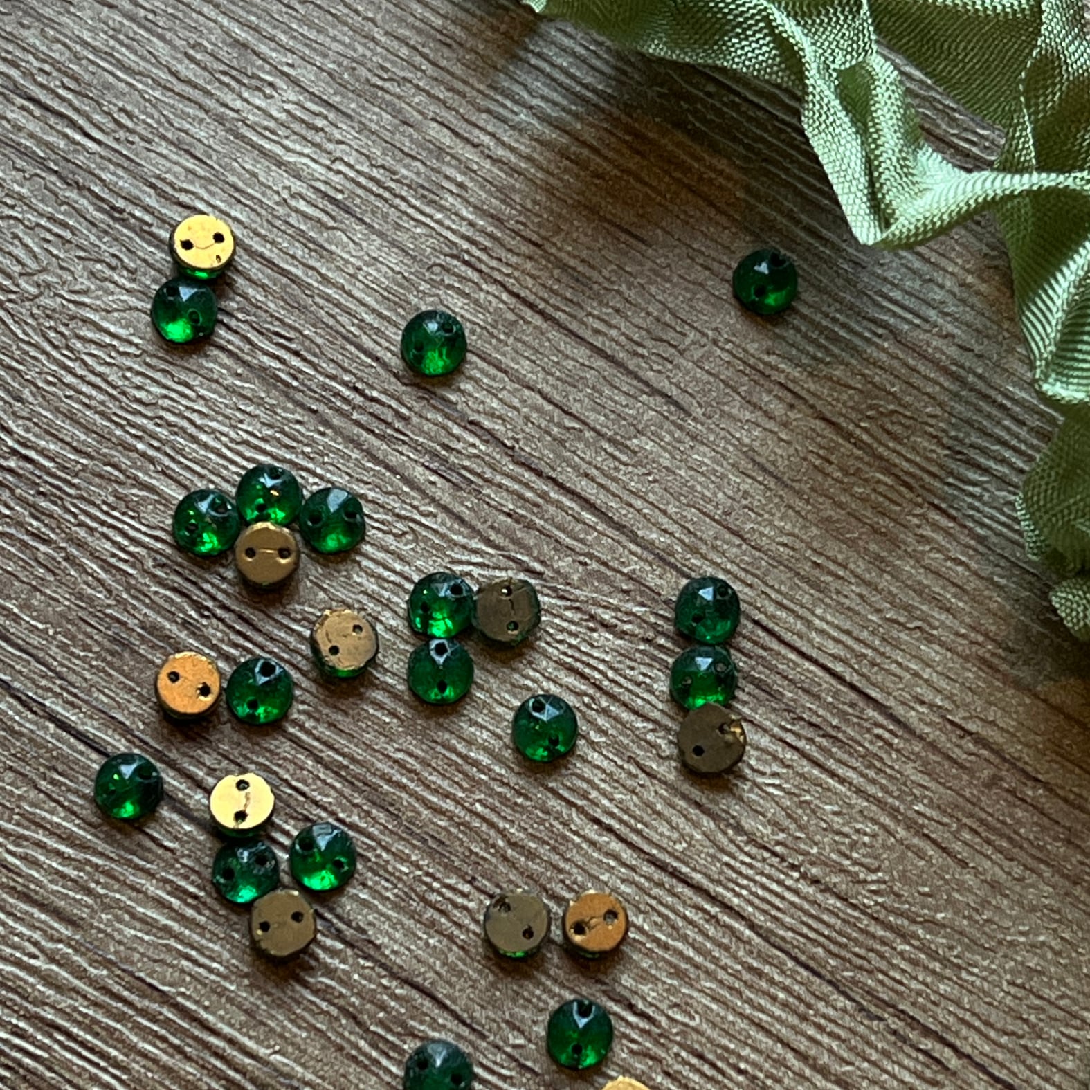 ヴィンテージ ガラス ビーズ】ファセット グリーン green アンティーク