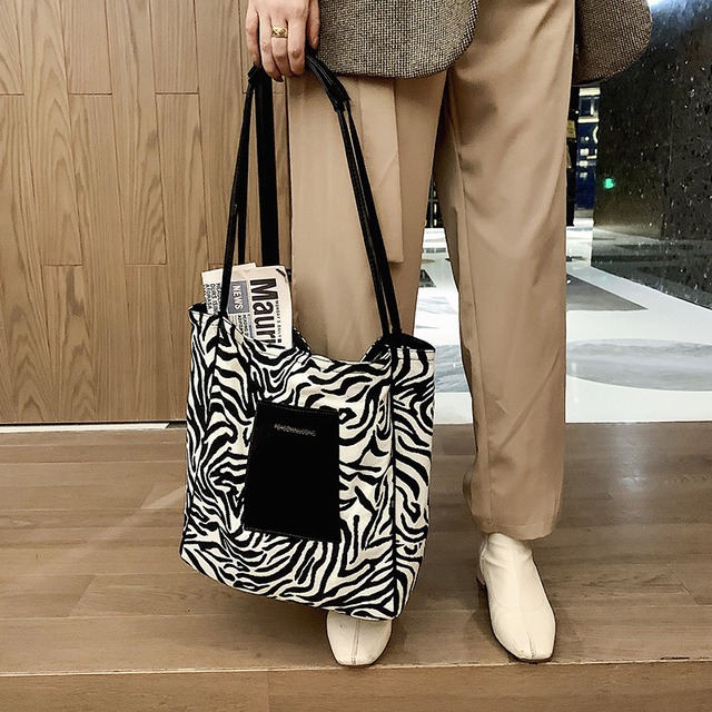 ゼブラパターンバッグ女性2020新しい流行の大学生clバッグワイルドイン大容量キャンバスバッグトートバッグ Tiancai_Wing_Bag79680363829