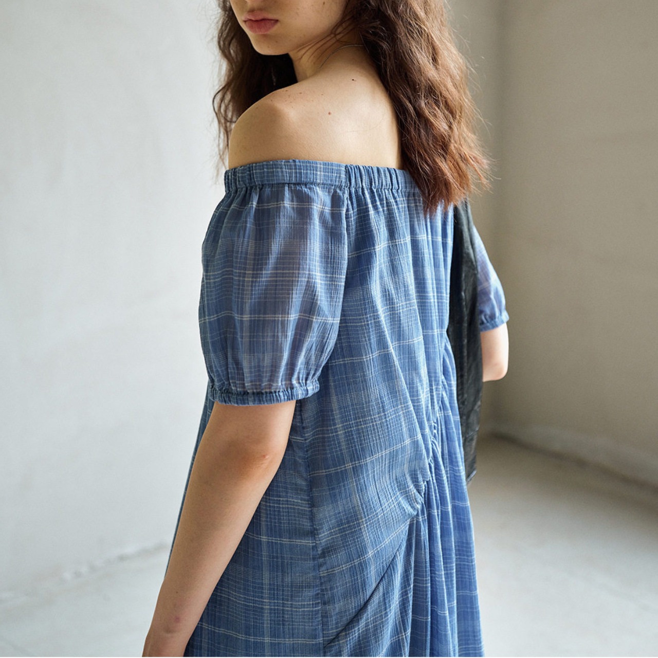 Off-shoulder check-pattern maxi dress  T4623