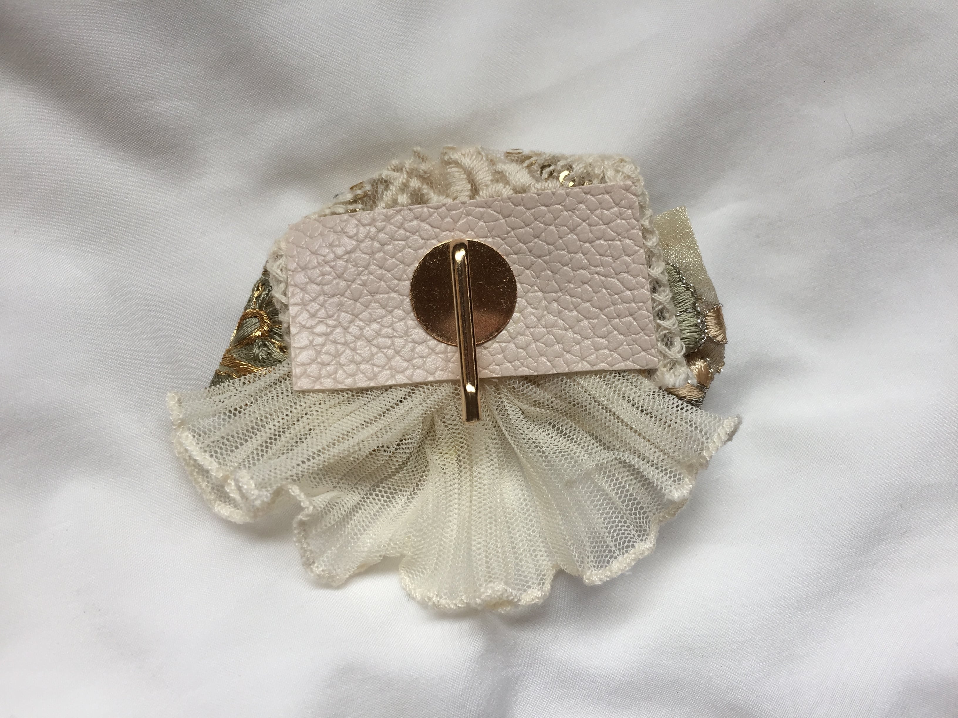 インド刺繍 リボン ポニーフック ポニーカフス ボタン ホワイト | fleurien