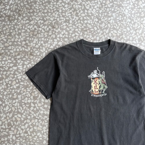 GILDAN / 90’s You can’t KILL A ROACH size M