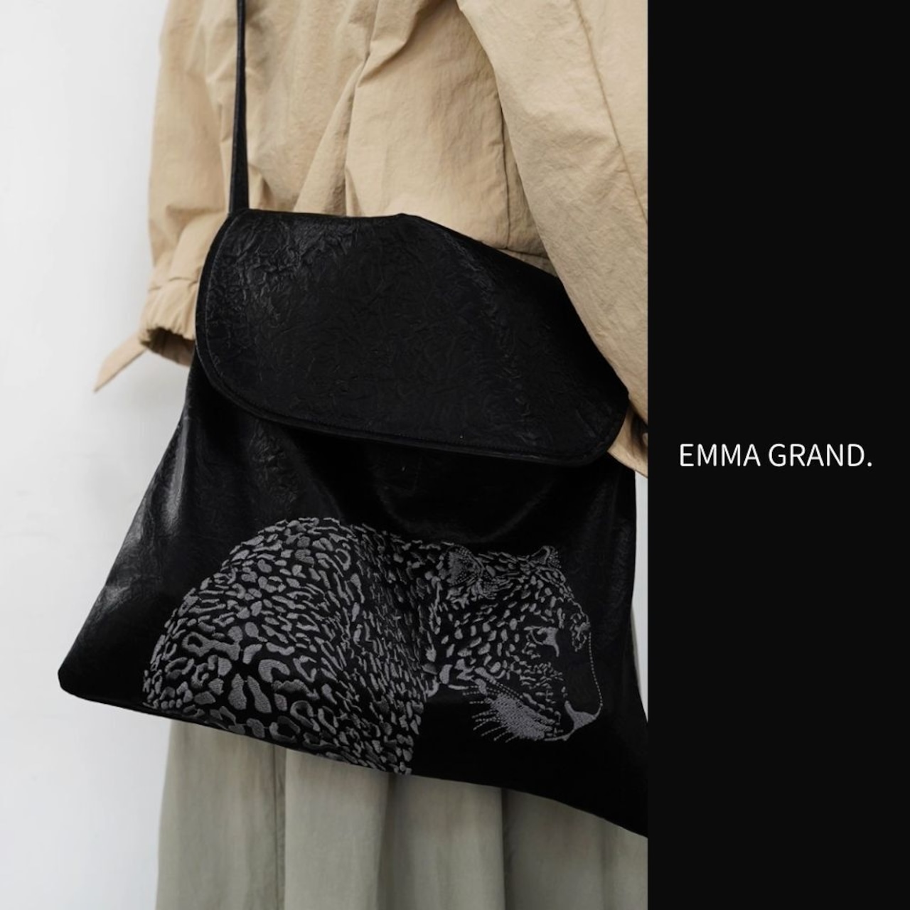 夜を忍び歩く黒豹の刺繍ショルダーバッグ E00640