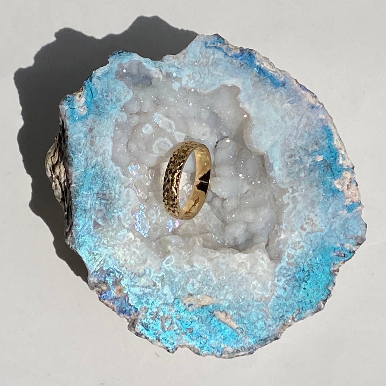 カルセドニーのドゥルージー入りオーラアゲートのジオード Aura Agate