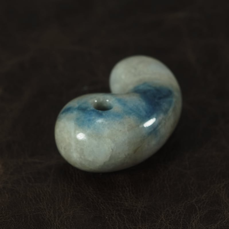 糸魚川翡翠 コン沢 青翡翠 大きめの勾玉 27.3g Itoigawa Blue Jadeite