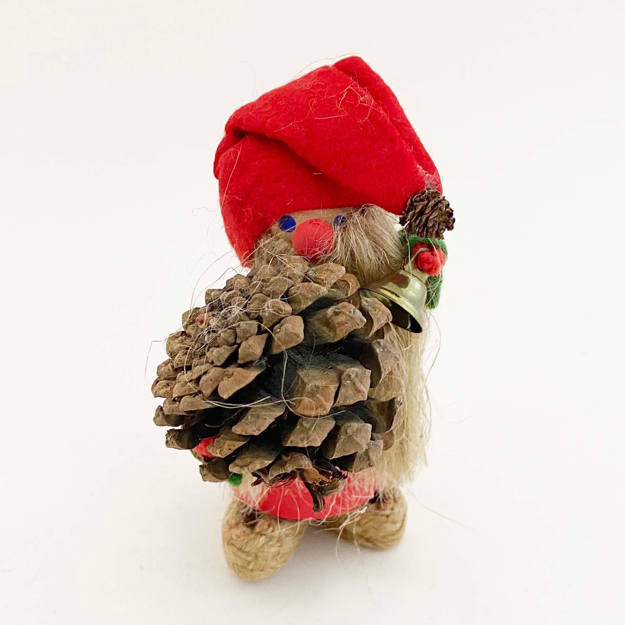 松ぼっくりを持つ妖精人形（デンマーク製）