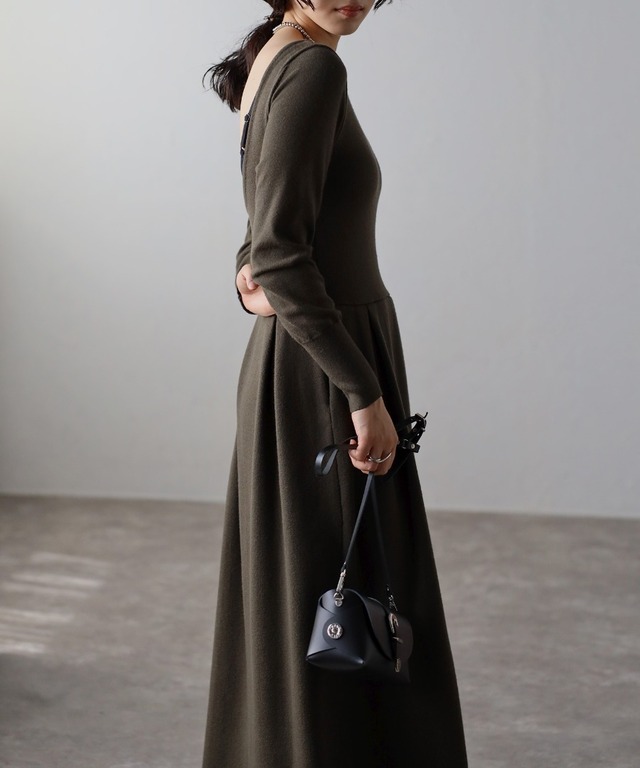 バックオープンニットワンピース