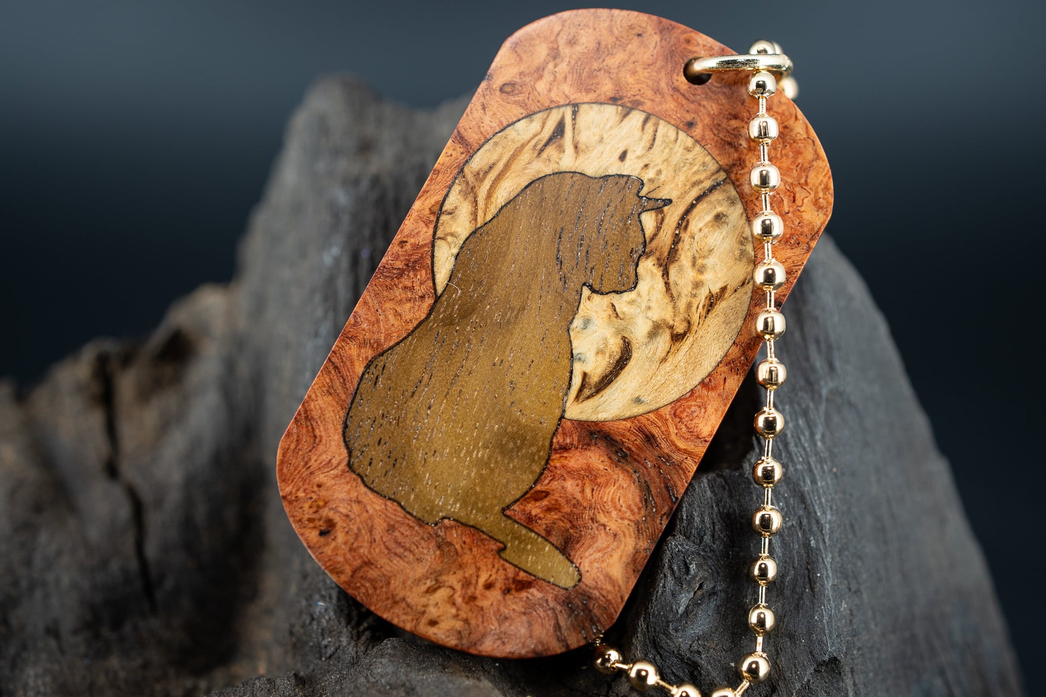 【朱色の銘木】 本花梨瘤 ドッグタグ 象嵌 横を向く上品な猫