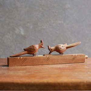 餌をつつき合う、仲睦まじい鳥