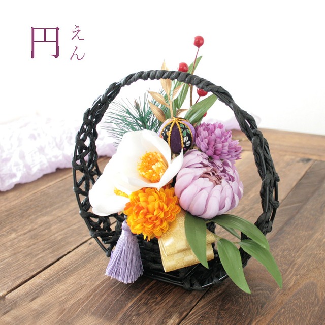 円_花手毬と菊 白椿のお正月アレンジメント