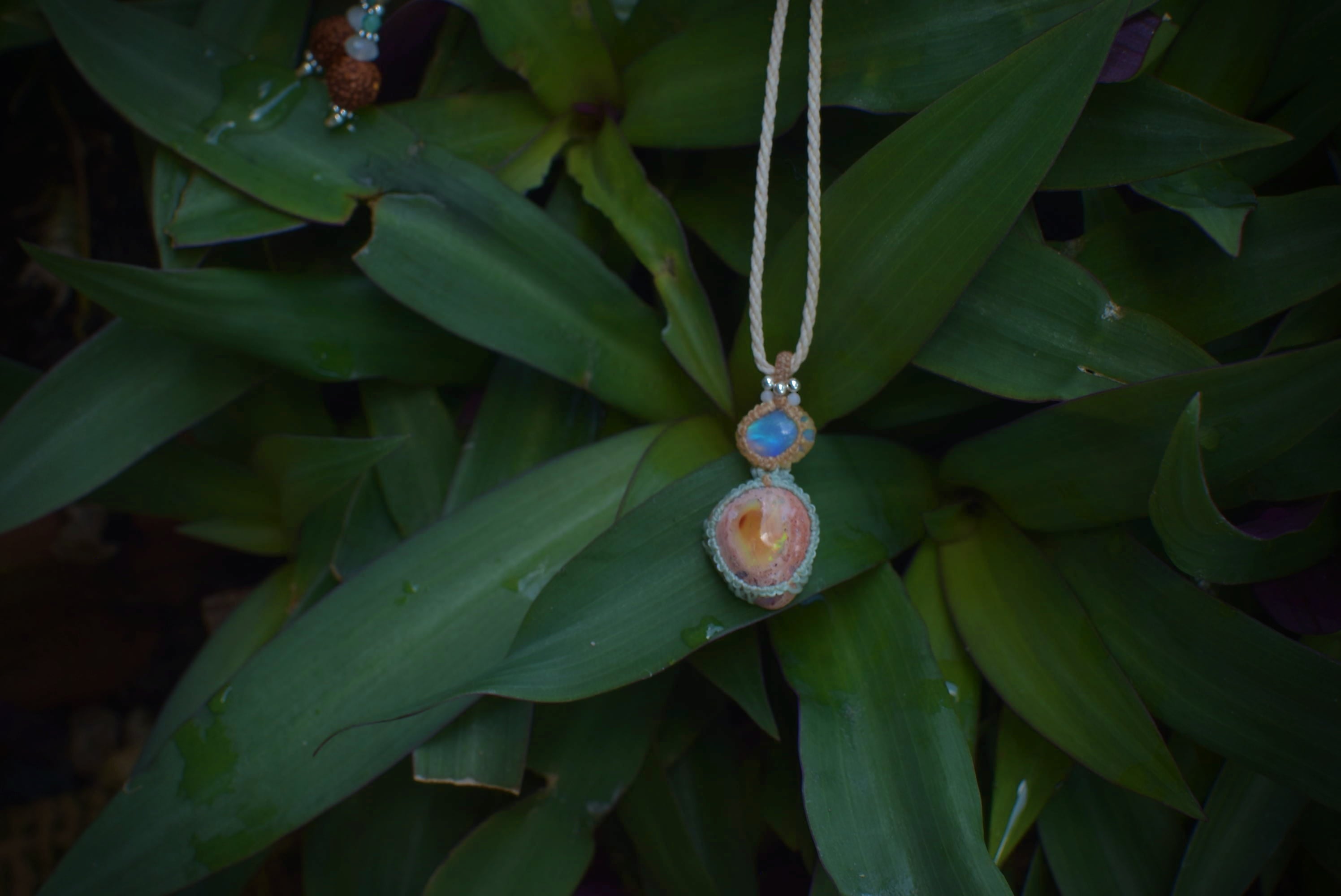 虹色オパールのマクラメネックレス 虹色の景色☆ウォーターオパールとカンテラオパール マクラメ