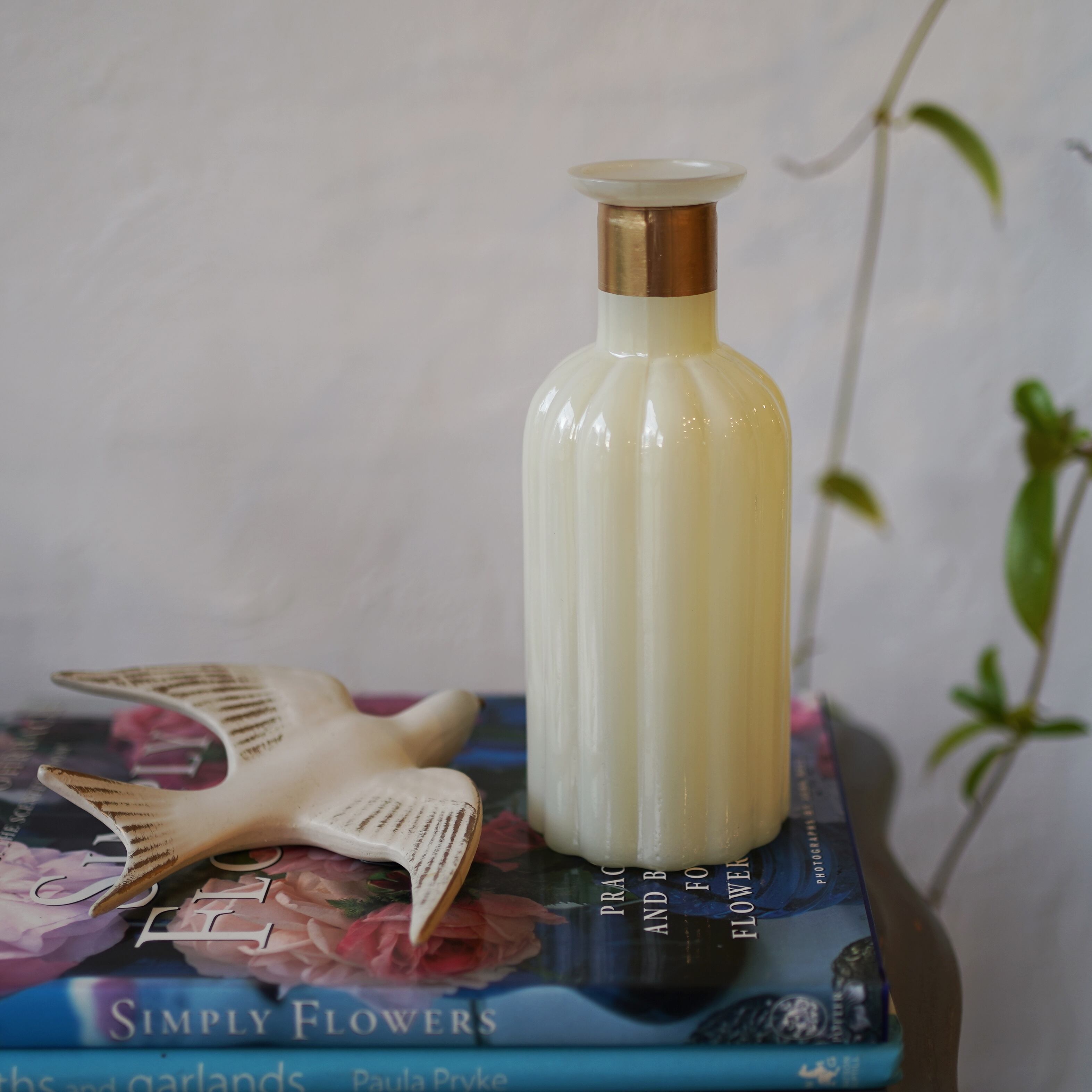 ミルクガラスフラワーベース