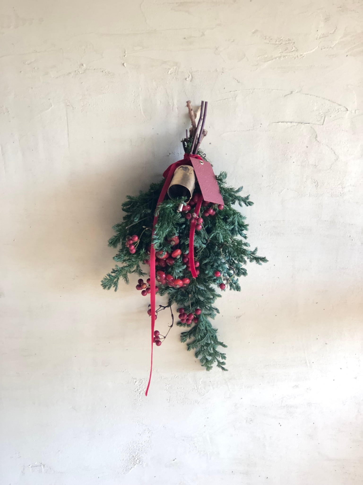 Christmas swag 赤い実とベル