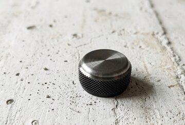 在庫限り)【T.N-DESIGN】平型ハットノブ(単品)（黒×金：VOLUME刻印+