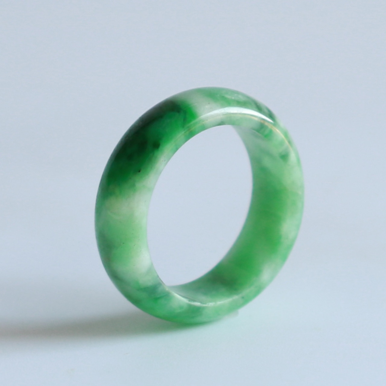 【16号】ホワイトとグリーンのバランスが絶妙な天然翡翠リング！  くり抜き甲丸リング 緑マーブル模様 A貨翡翠 jd_rg1493