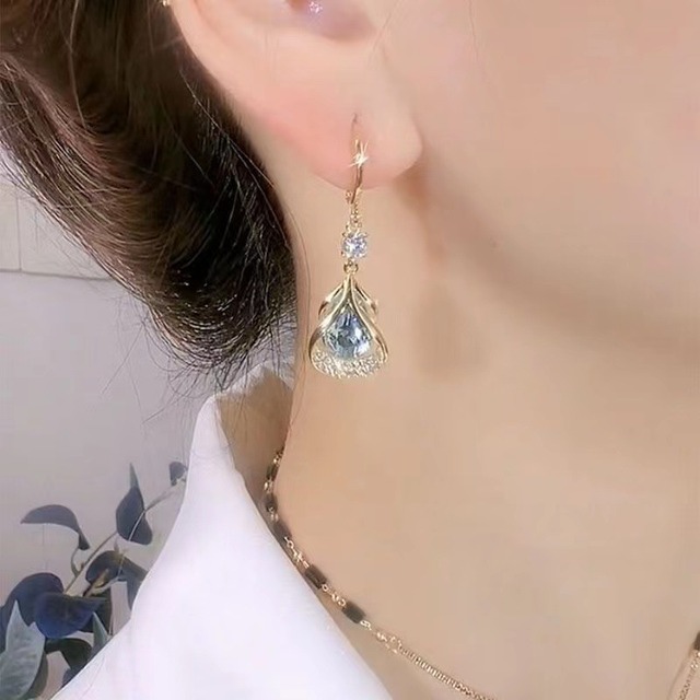 ハンナ ピアス 幾何学水晶水滴型